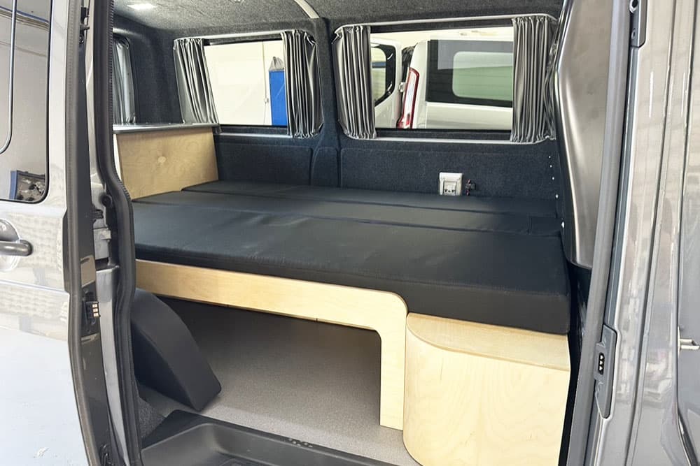 Furgoneta comercial con kit de camping desmontable